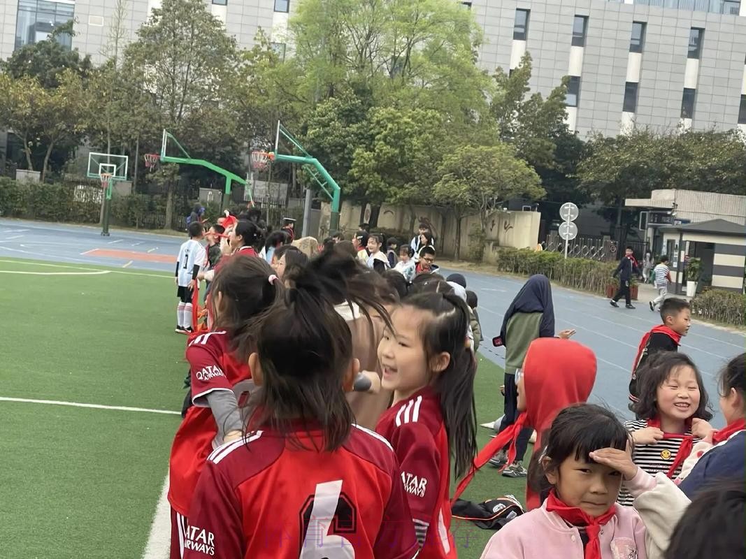 新华社:奔跑吧!远行的足球女孩 新华社:奔跑吧!远行的足球女孩