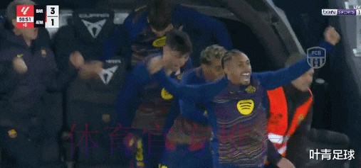 巴萨9000万巨星救主：单刀打空门 亲吻队徽！4万人鼓掌致敬